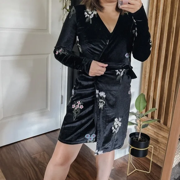 Stradivarius Floral Embroidered Wrap Dress. Size S - Picture 10 of 12